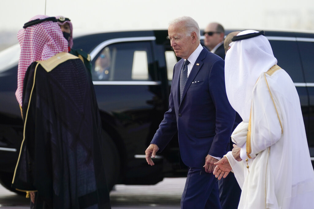 נשיא ארצות הברית ג'ו ביידן מתקבל בשדה התעופה בסעודיה (צילום: AP Photo/Evan Vucci)