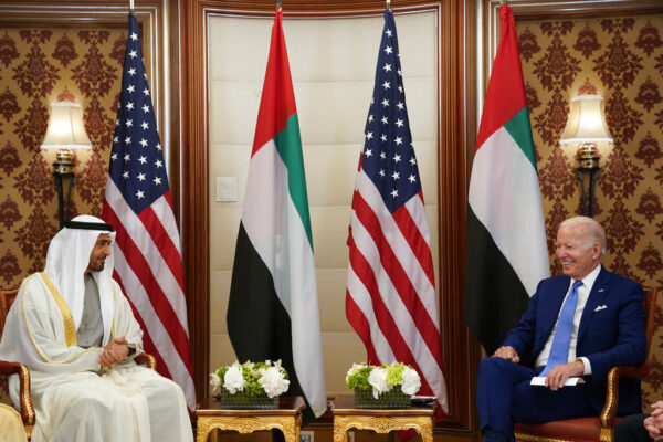 נשיא ארה"ב ג'ו ביידן בפגישה עם יורש העצר של אבו דאבי, מוחמד בן זיאד, בפסגת מדינות ערביות בעיר ג'דה בסעודיה (AP Photo/Evan Vucci)