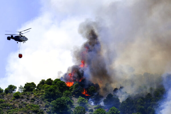 מסוק כיבוי משגר מים לכיבוי שריפה באיזור אלחאורין דה לה טורה במלגה, ספרד במהלך גל חום קיצוני באירופה  (AP Photo/Gregorio Marrero)