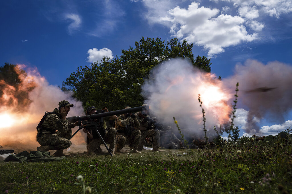 כוחות אוקראינים יורים במהלך אימון באזור חרקיב (צילום: AP Evgeniy Maloletka)