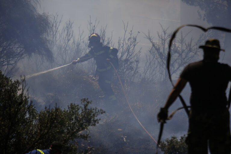 יוון. מאות תושבי אתונה פונו מבתיהם השבוע בגלל השריפות (צילום: AP Photo/Lefteris Pitarakis)