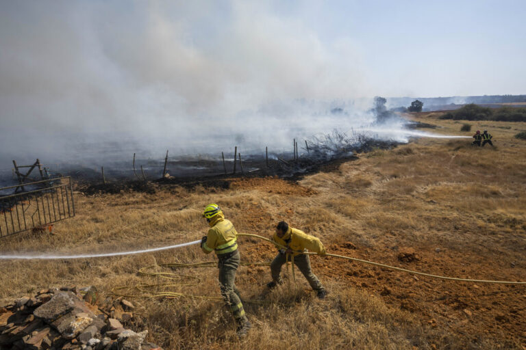 ספרד. לוחמי האש בקרב מאסף (AP Photo/Bernat Armangue)