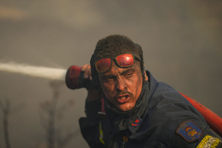 יוון. לוחם אש על הר פנטלי (צילום: AP Photo/Thanassis Stavrakis)