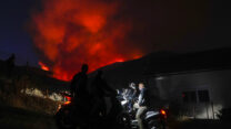 שריפות ביוון (צילום: AP Photo/Thanassis Stavrakis)