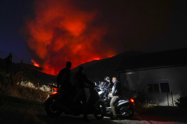 שריפות ביוון (צילום: AP Photo/Thanassis Stavrakis)