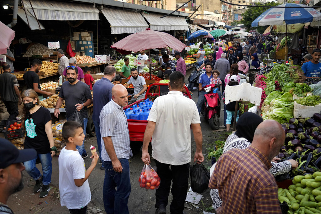 קונים בשוק העירוני בביירות (צילום: AP Photo/Bilal Hussein)