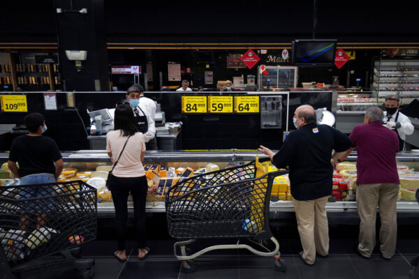 אנשים עומדים בתור בחנות מזון בביירות (צילום: AP Photo/Bilal Hussein)