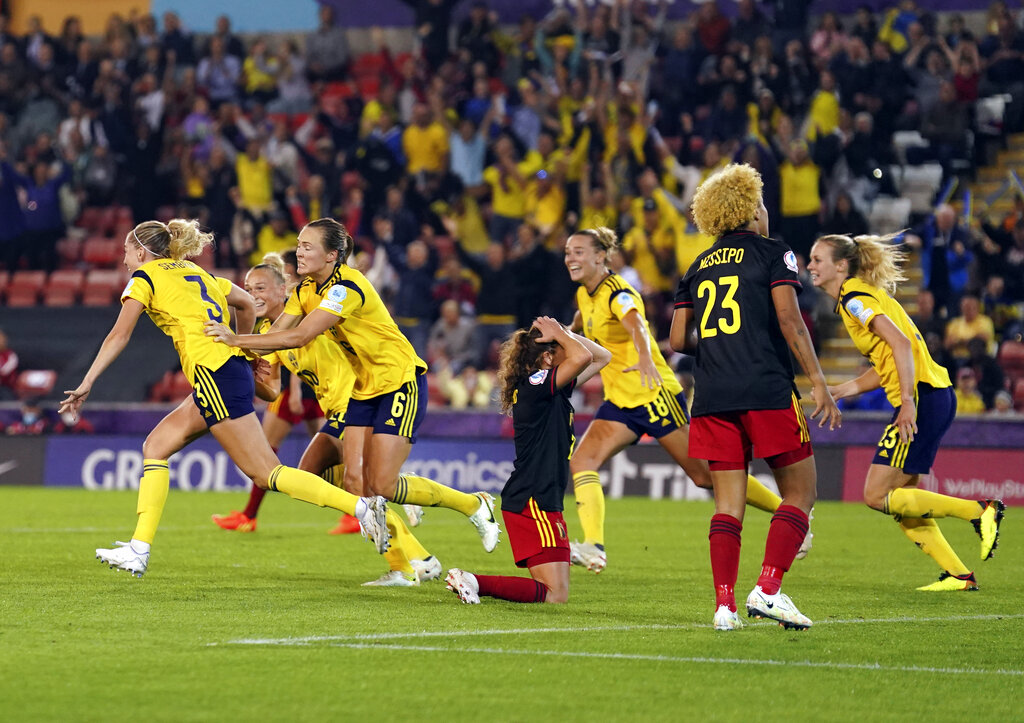 שחקניות נבחרת שבדיה חוגגות את שער הניצחון על בלגיה ברבע גמר היורו (צילום: AP Photo/Jon Super)