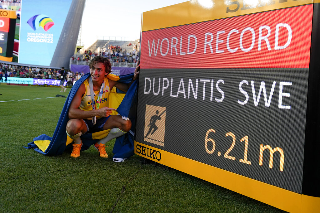 ארמנד (מונדו) דופלנטיס עם שיא העולם הנוסף ששבר באליפות העולם שהתקיימה ביוג'ין, אורוגון שבארה"ב, 2022 (צילום: AP Photo/Charlie Riedel)