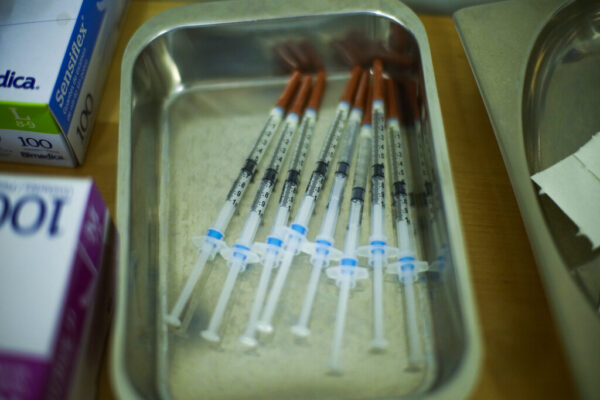 מזרקים עם חיסונים לאבעבועות הקוף, מוכנים לישמוש במרפאה בברצלונה בספרד (AP Photo/Francisco Seco)