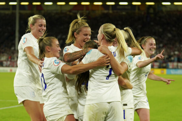 שחקניות נבחרת אנגליה חוגגות שער בניצחון על שבדיה בחצי גמר היורו (צילום: AP/Jon Super)