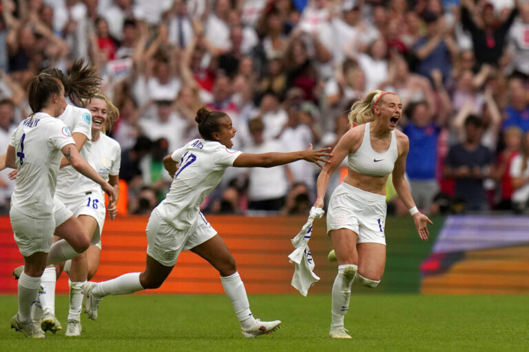 קלואי קלי חוגגת את שער היתרון השני לנבחרת אנגליה מול גרמניה בגמר היורו. רגע השיא של הטורניר ההיסטורי (צילום: AP Photo/Alessandra Tarantino)