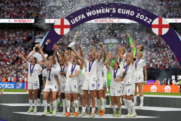 שחקניות נבחרת אנגליה מניפות את גביע יורו הנשים 2022 (צילום: AP Photo/Alessandra Tarantino)