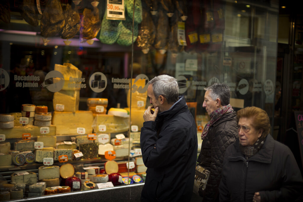אנשים בוחנים את מחירי מוצרי החלב במדריד. התייקרות המזון מורגשת בכל רחבי אירופה (צילום: AP Photo/Daniel Ochoa de Olza)