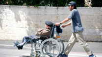 עובד זר בתחום הסיעוד (צילום: אביר סולטן/פלאש90)
