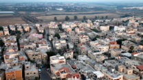 ג'סר א זרקא. ברקע: שטחים פתוחים ממזרח לכביש 2 (צילום: משה שי/פלאש90)