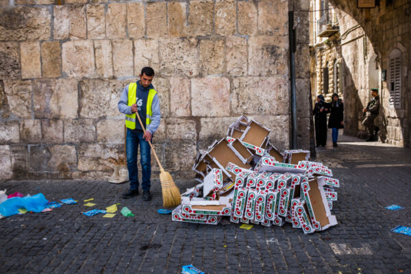 מנקה רחובות בעיר העתיקה בירושלים. (צילום אילוסטרציה: קרולינה קרן, פלאש 90)