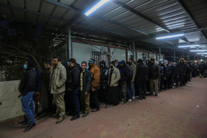 עובדים פלסטינים ממתינים במעבר ארז לכניסה לישראל (צילום: עטיה מוחמד/פלאש90)