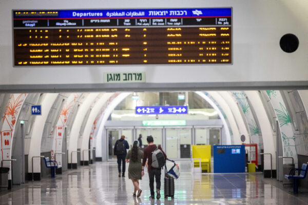 נוסעים בתחנת הרכבת יצחק נבון בירושלים (צילום ארכיון: יונתן זינדל / פלאש 90)