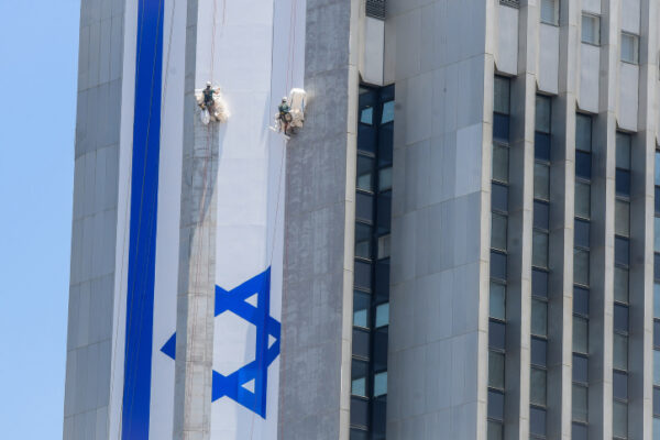 תליית דגל ישראל על בניין ברמת גן, יוני 2022 (צילום: אבשלום ששוני \ פלאש 90)