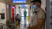מאבטח עוטה מסכה בבית החולים הדסה הר הצופים בירושלים (צילום: אוליבייה פיטוסי/פלאש90)