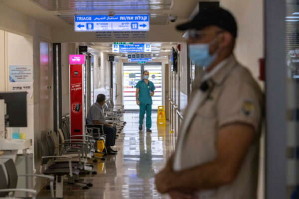 מאבטח עוטה מסכה בבית החולים הדסה הר הצופים בירושלים (צילום: אוליבייה פיטוסי/פלאש90)