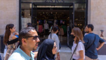 אנשים בקניון ממילא, ירושלים (צילום: אוליבייה פיטוסי/פלאש90)