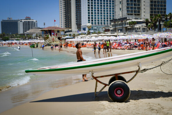 חוף בתל אביב (צילום: אבשלום ששוני/פלאש90)