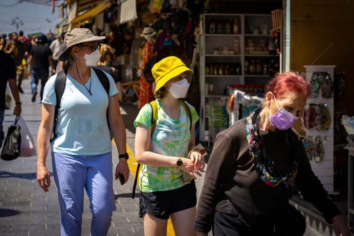 אנשים במסכות בשוק מחנה יהודה בירושלים במהלך הגל השישי של הקורונה בישראל (צילום: אוליביה פיטוסי / פלאש 90)