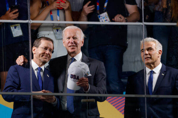 נשיא ארה"ב ג'ו ביידן, ראש הממשלה יאיר לפיד ונשיא ישראל יצחק הרצוג בטקס הפתיחה של משחקי המכביה בירושלים (צילום: אוליבייה פיטוסי / פלאש90)
