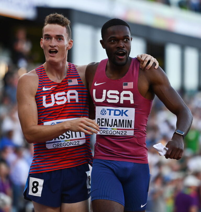 ריי בנימין (מימין) וטרבור בסיט האמריקאים לא מאמינים שהצליחו לזכות במדליות הכסף והארד (בהתאמה) בריצת 400 מטרים משוכות. &quot;מי? אנחנו?&quot; (צילום: Photo By Sam Barnes/Sportsfile via Getty Images)