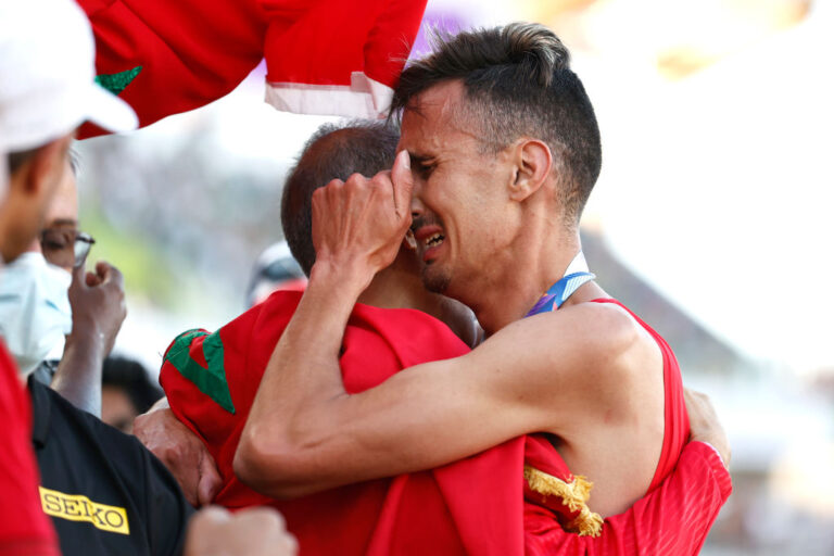 סופיאן אל בקלי ממרוקו מוצף בהתרגשות אחרי ניצחון בריצת 3,000 מטר מכשולים. מותר לבכות (צילום: Photo by Steph Chambers/Getty Images)