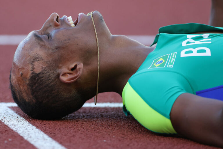 אליסון דוס סנטוס מברזיל אחרי ריצת 400 מטר משוכות, שבה זכה בזהב עם התוצאה השלישית בטיבה אי פעם. זמן לנוח (Photo by Carmen Mandato/Getty Images)