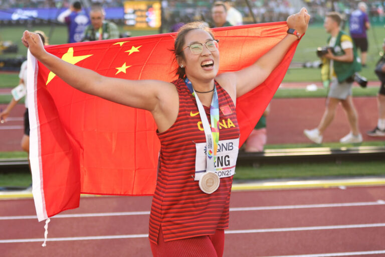 פנג בין מסין מנצחת בזריקת דיסקוס. חיוך של מדליסטית (צילום: Photo by VCG/VCG via Getty Images)
