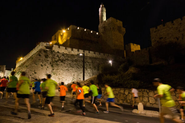 מירוץ לילה בירושלים (צילום: יונתן זינדל/פלאש90)