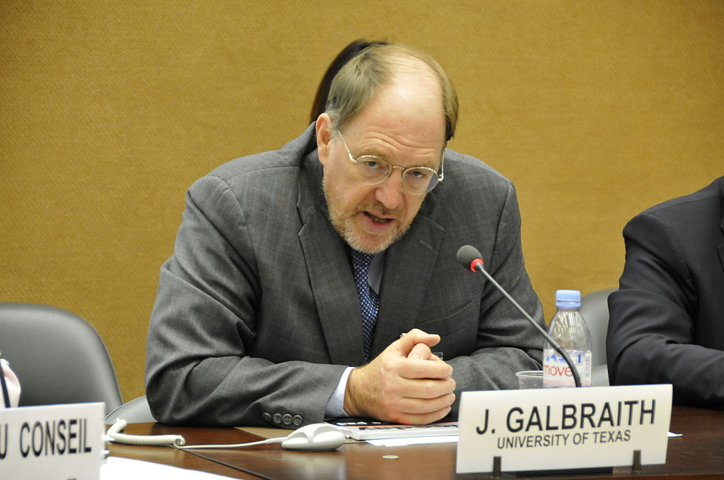 פרופסור ג'יימס גלבריית במועצת אי השוויון והקיימות של האו"ם, ג'נבה, 2012 (צילום: ויקימדיה)