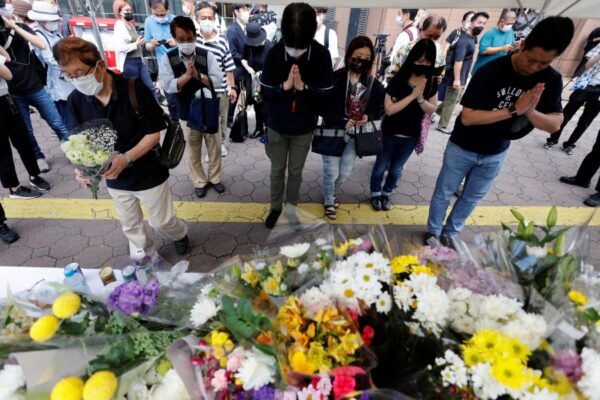 מתאבלים ומתפללים בזירת הרצח בנארה (צילום: REUTERS\Issei Kato)