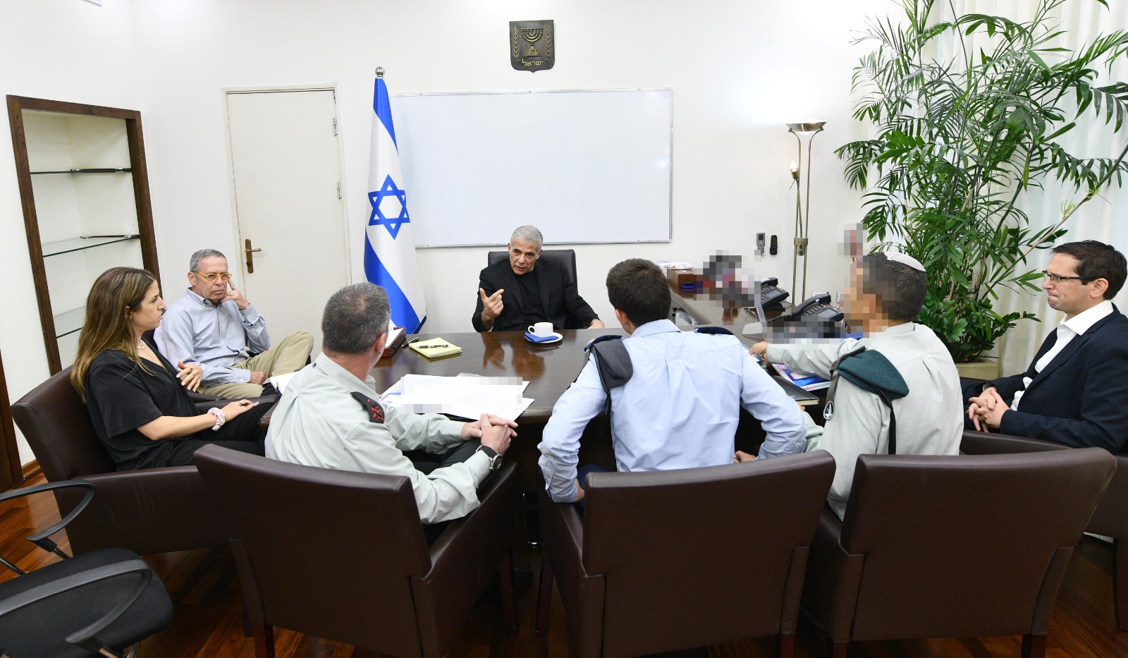 ראש הממשלה יאיר לפיד (במרכז) בישיבה בטחונית בקריה בתל אביב (צילום: חיים צח, לע&quot;מ)
