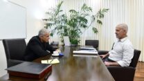 יום ראשון בתפקיד: ראש הממשלה יאיר לפיד (משמאל) בפגישת עבודה עם ראש השב"כ, רונן בר, בקריה בתל אביב (צילום: חיים צח, לע"מ)