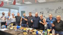חתימת על הסכם קיבוצי במפעל ״טרה״ בנתיבות. עובדי המחלבה יזכו לתוספת שכר קבועה מדיי שנה (צילום: דוברות ההסתדרות)