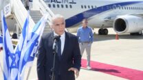 ראש ההמשלה יאיר לפיד לפני המראתו לביקור בצרפת (צילום: עמוס בן גרשום /לע"מ)