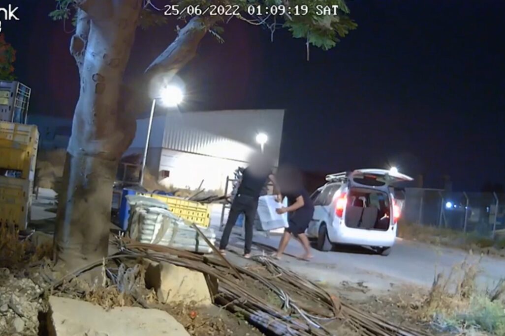גניבת שקי הדשן מקיבוץ אפיקים במצלמת האבטחה (צילום: דוברות משטרת ישראל)
