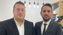 עורך הדין דביר שמעיה והצעיר שניצח בתביעת פיצויים מול ביטוח לאומי לאחר שנחבל באצבעותיו בעבודה (צילום: ללא קרדיט)
