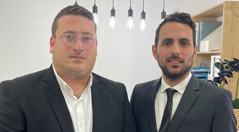 עורך הדין דביר שמעיה והצעיר שניצח בתביעת פיצויים מול ביטוח לאומי לאחר שנחבל באצבעותיו בעבודה (צילום: ללא קרדיט)