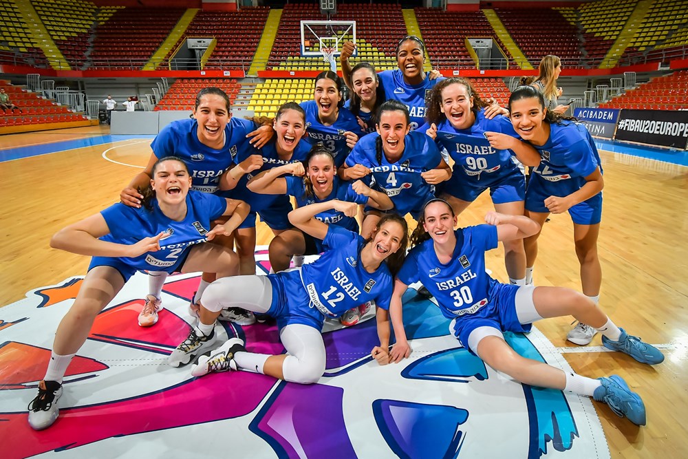 נבחרת העתודה לנשים בכדורסל חוגגת את ההעפלה לדרג א' באירופה (צילום: FIBA.COM)