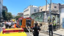 מאמצי הכיבוי והחילוץ בבניין ברחוב שוקן בתל אביב (צילום: אורן דגן)