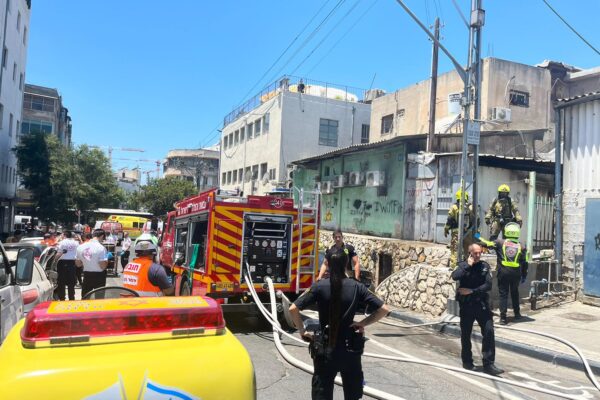 מאמצי הכיבוי והחילוץ בבניין ברחוב שוקן בתל אביב (צילום: אורן דגן)
