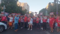 מורות וגננות מסניפי נצרת, אשדוד וירושלים של הסתדרות המורים מפגינות מול מעון ראש הממשלה יאיר לפיד ברחוב בלפור בירושלים (צילום: מיכל מרנץ)