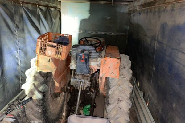 טרקטור שנגנב ממושב תלמים נתפס בתוך משאית גנובה (צילום: דוברות המשטרה)