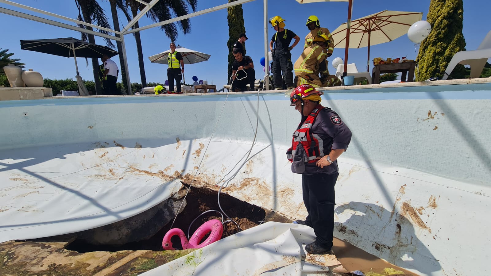 הבולען שנפער בבריכה בכרמי יוסף (צילום: אלחנן רוט זק"א)